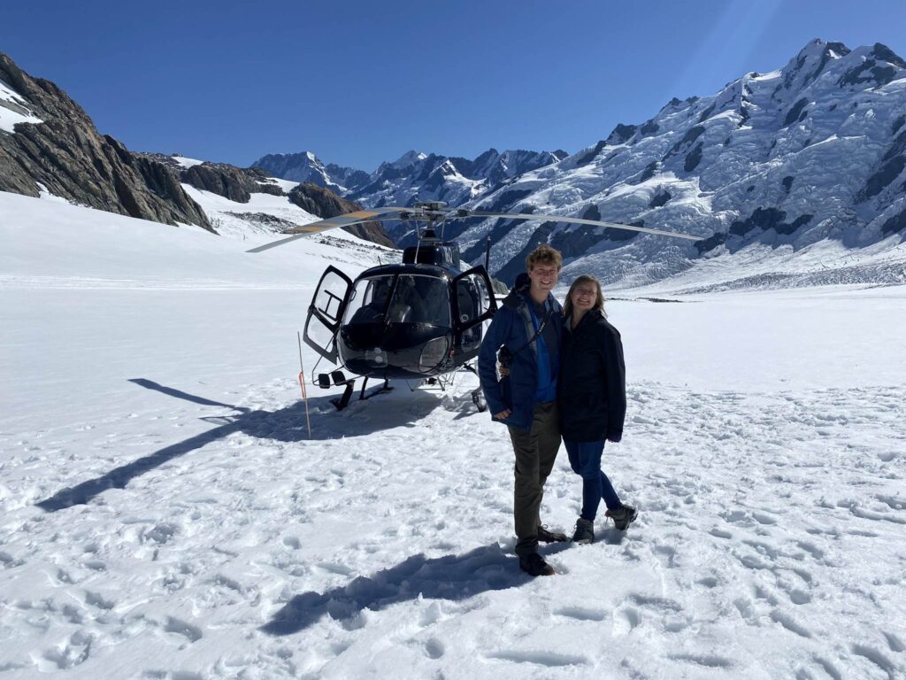 Dieter und Diana neben Helikopter auf Tasman Gletscher